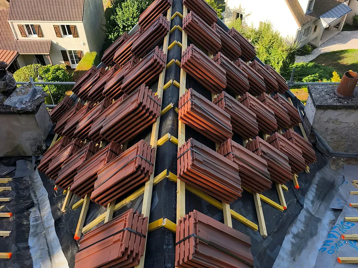 Réfection de toiture en tuiles à Buc (78) : début de chantier