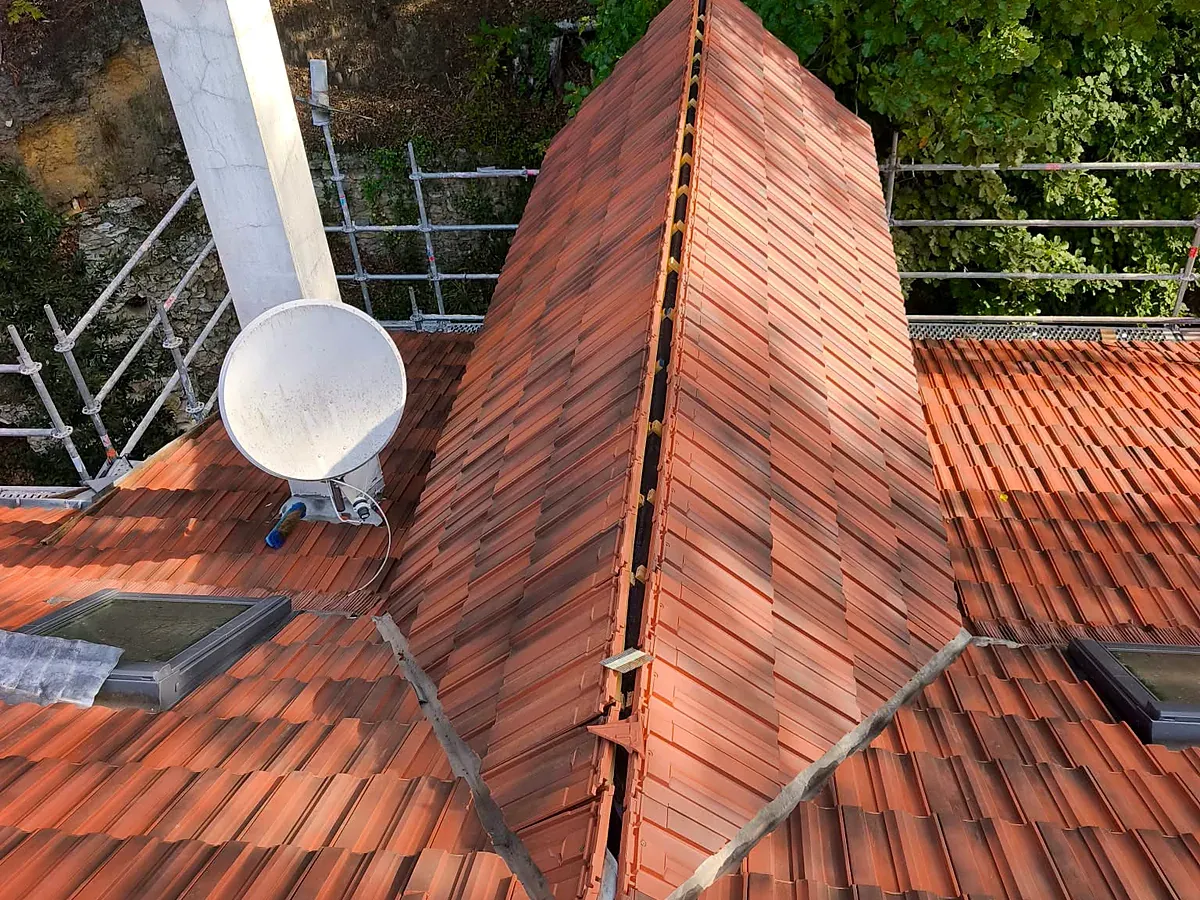 Réfection de toiture en tuiles à Buc (78) : en cours